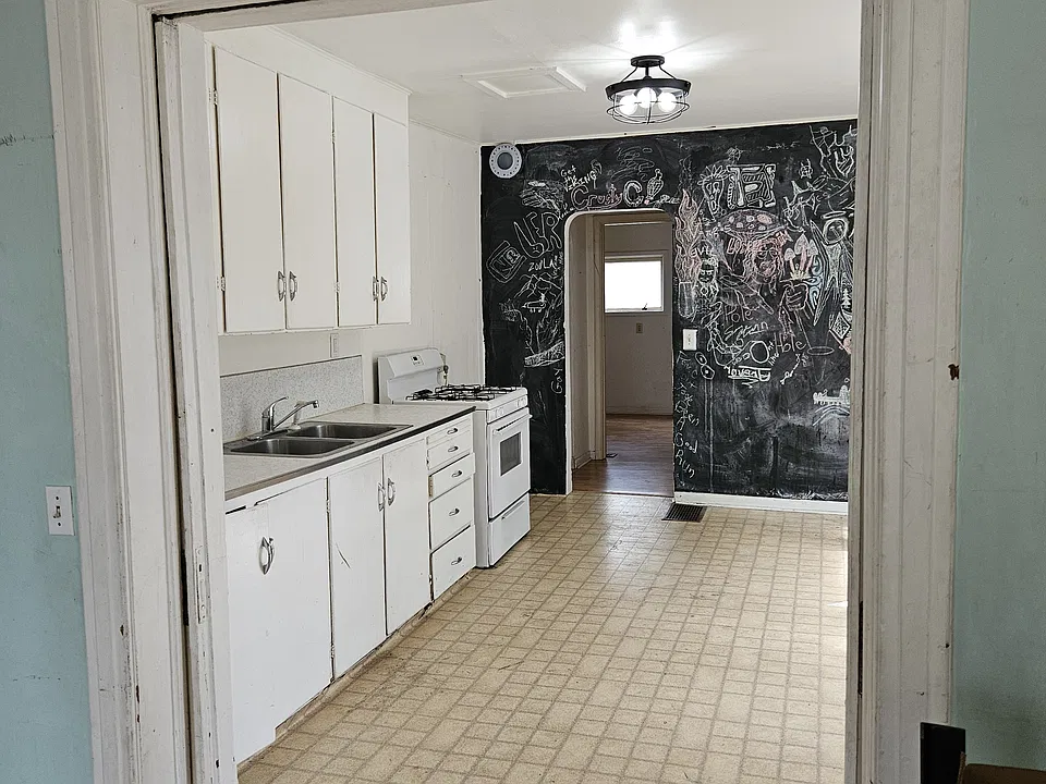 Generous kitchen, lots of cupboard space,