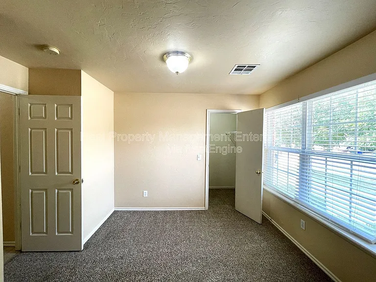 1915 Leeds Ln — Photo 11