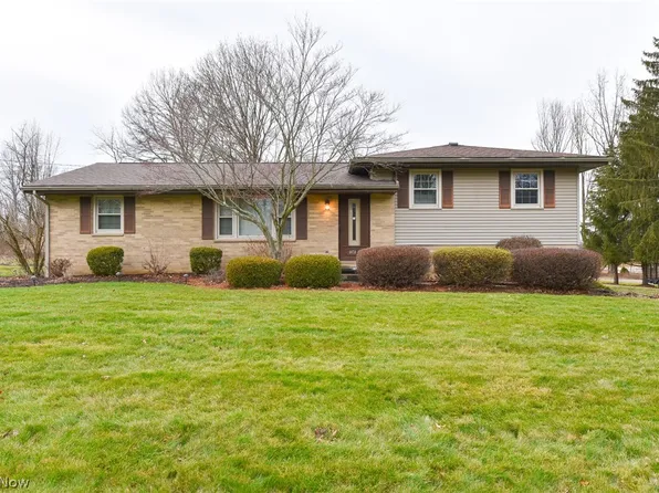 4476 Treeview Dr, Canton, OH 44720