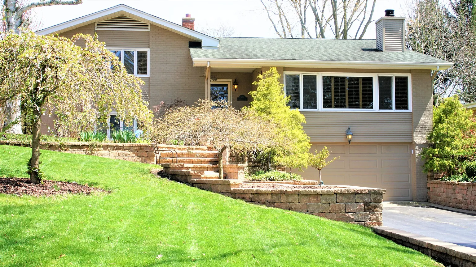 620 Thornwood Dr photo 1