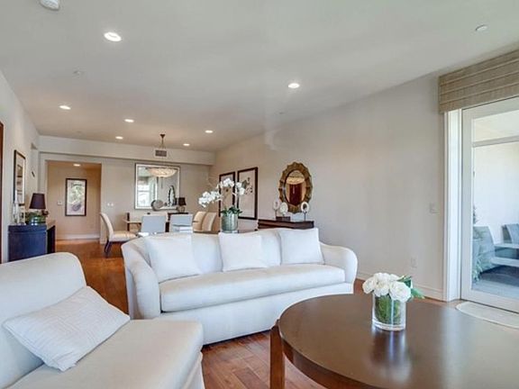 3rd image of 447 N Doheny Dr APT 205