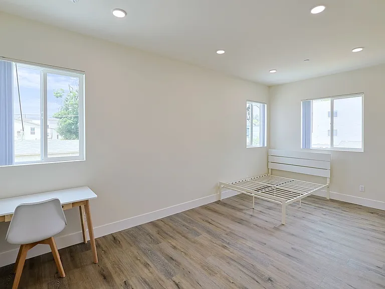 1189 W 37th Pl — Photo 8