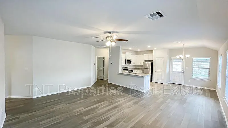 3 bed, 2.0 bath, 1584 sqft, $1,995 — Photo 4