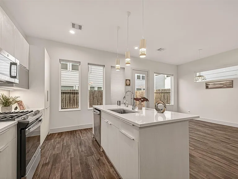 4418 Bora Bora Ln — Photo 10