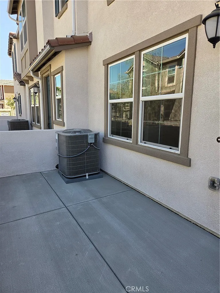 3 bed, 2.5 bath, 1555 sqft, $3,300 — Photo 4