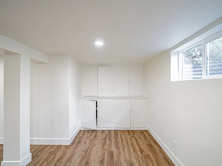 303 W 20th St — Photo 11
