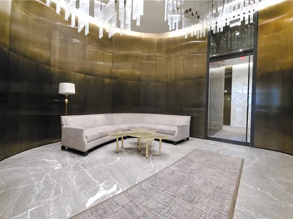 200 Bloor St W #1802, Toronto, ON M5S 0B1