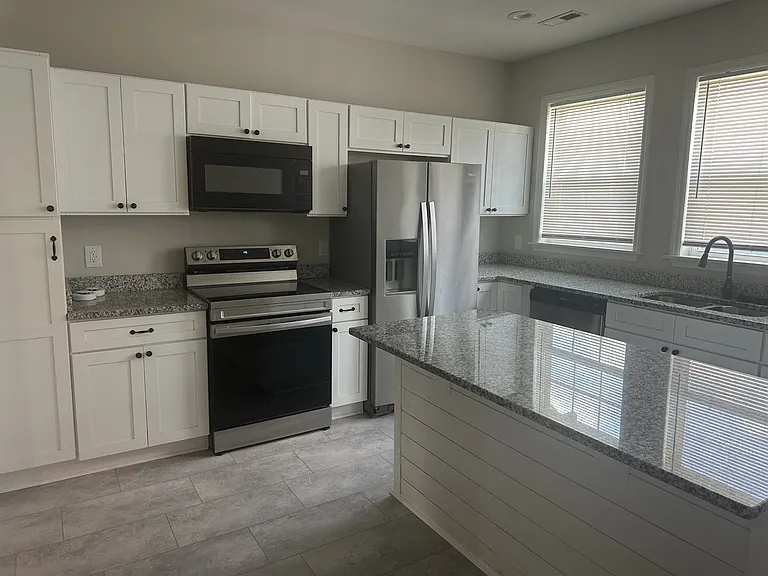 298 Fremont Ave — Photo 4