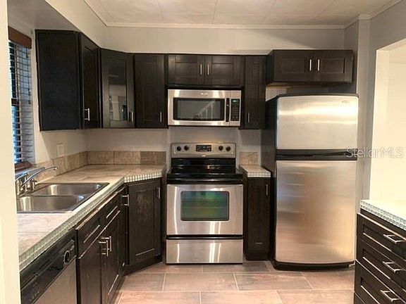 5th image of 921 Village Dr