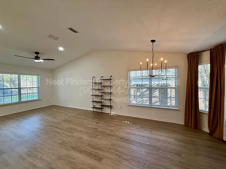 725 Alexander St — Photo 8