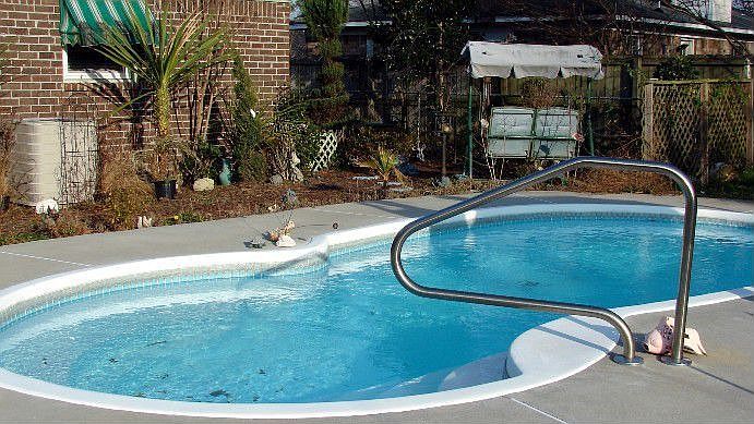 Kidney-shaped inground pool