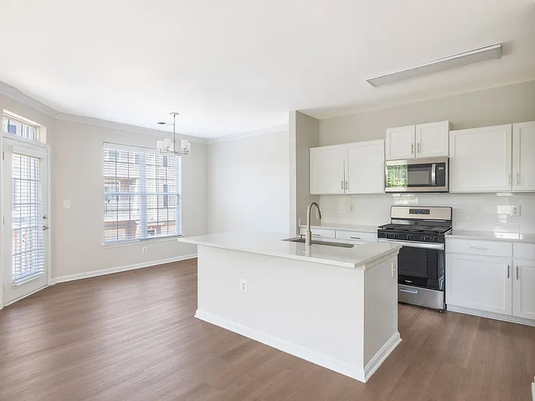 Cameron Court — Photo 2