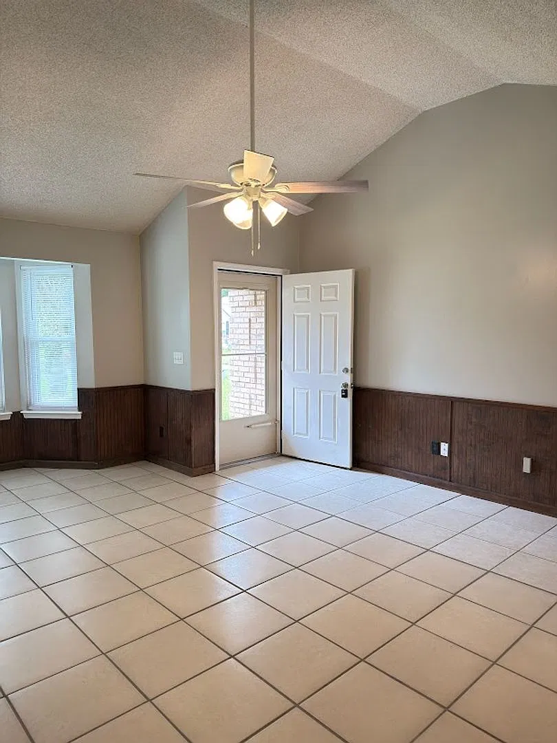 118 Castle Oak Court — Photo 4