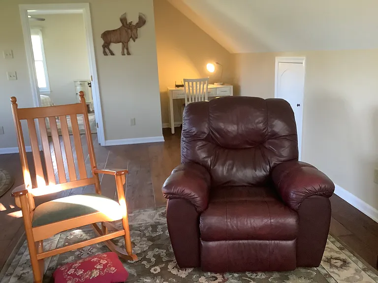 Living room / TV area.