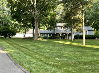 8 Sycamore Ln, Madison, CT 06443