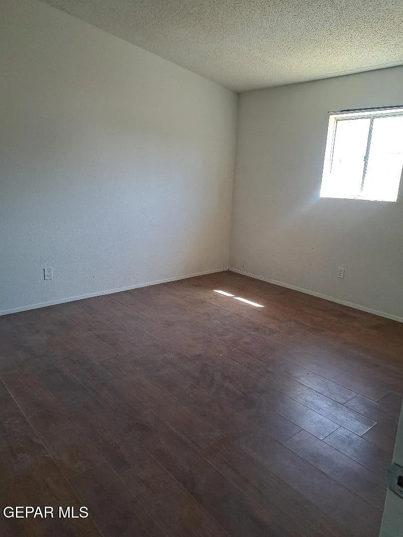 13 bed, 10500 sqft, $550 — Photo 4
