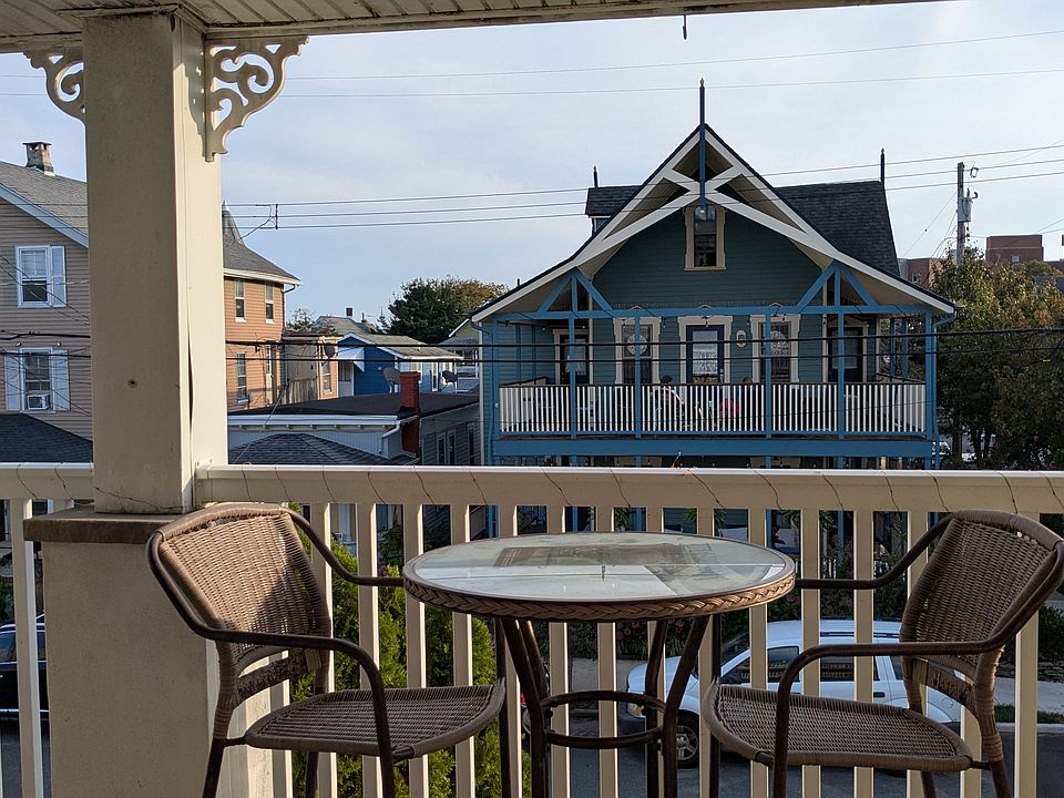 Higher bar height stools offer better water views.