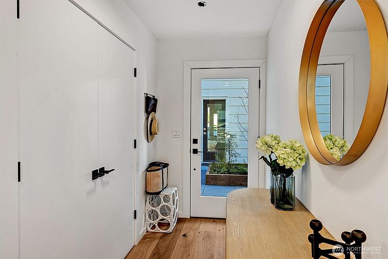 4th image of 1227 E Roy Street