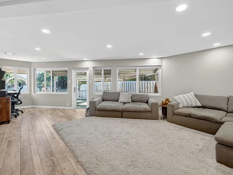 1570 NE 30th Pl — Photo 23