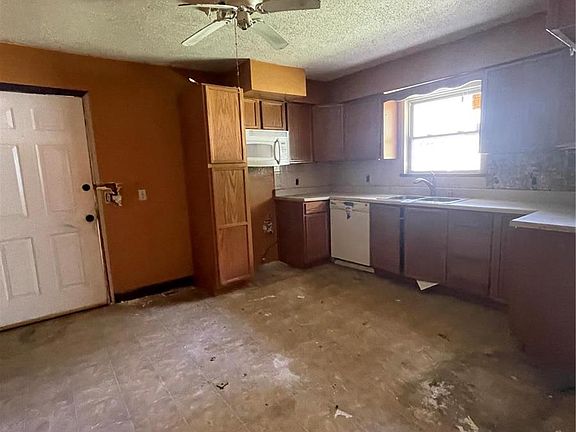 5th image of 1050 Davis St