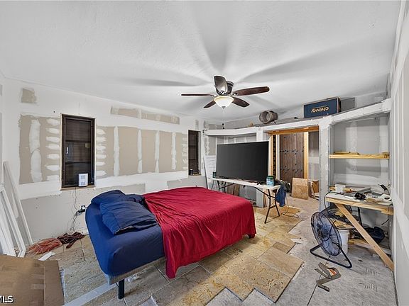 5th image of 202 SE 20th Ct