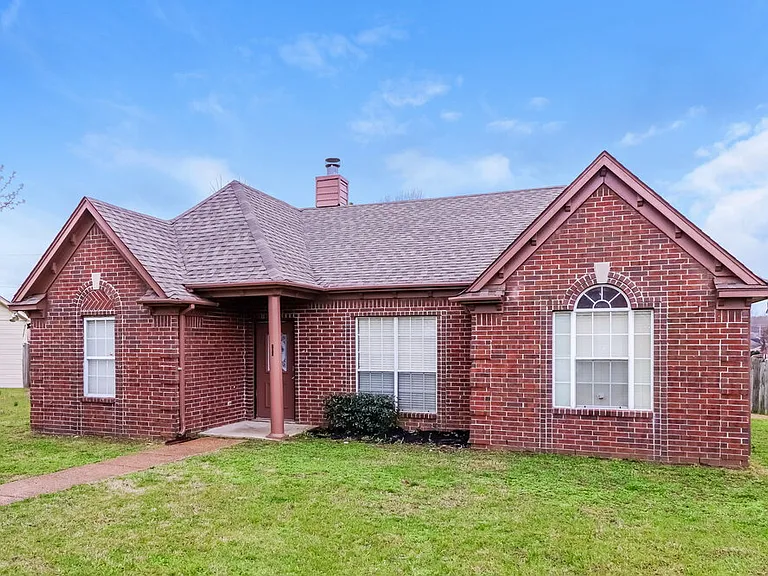 4671 Lindawood Ln — Photo 3