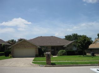 10045 Stoneleigh Dr, Benbrook, TX 76126