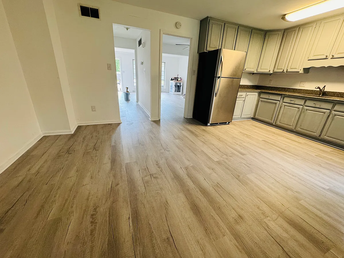 Building Photo - 21 Forest Creek Dr
