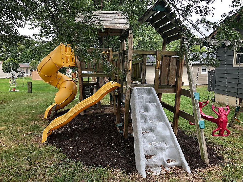 2nd image of 106 Surrey Ct