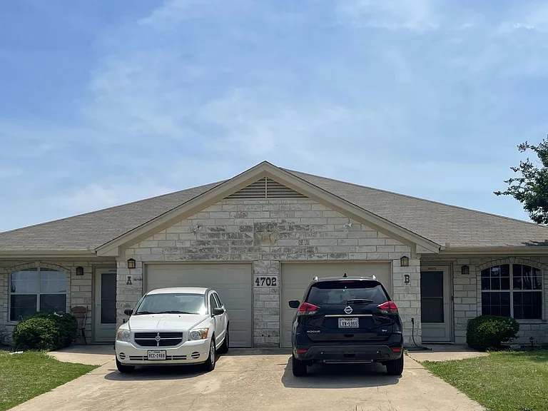 4702 John David Dr — Photo 1