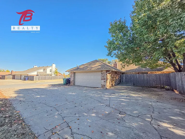 6811 Lyrewood Ln — Photo 28