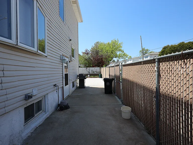 178 Spratt Ave — Photo 23