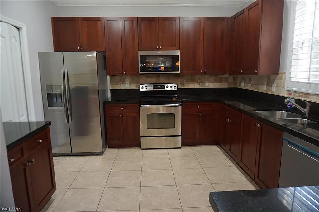 4 bed, 2.5 bath, 2590 sqft, $3,500 — Photo 3