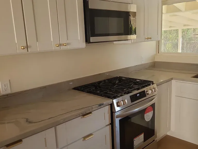 5483 Elgin Ave — Photo 2