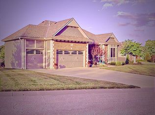 1938 Woodridge Dr, Leavenworth, KS 66048