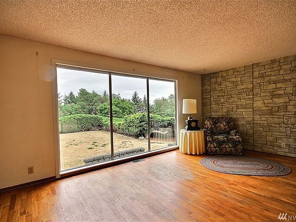 Open, light and bright living room!