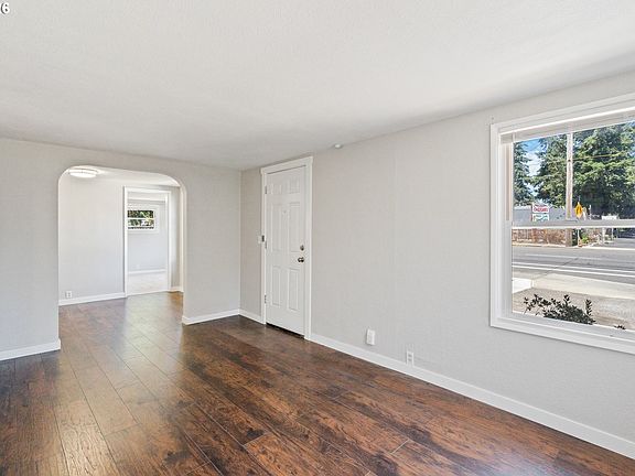 2nd image of 16122 NE Glisan St