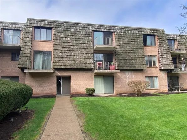 1515 Forest Green Dr, Coraopolis, PA 15108