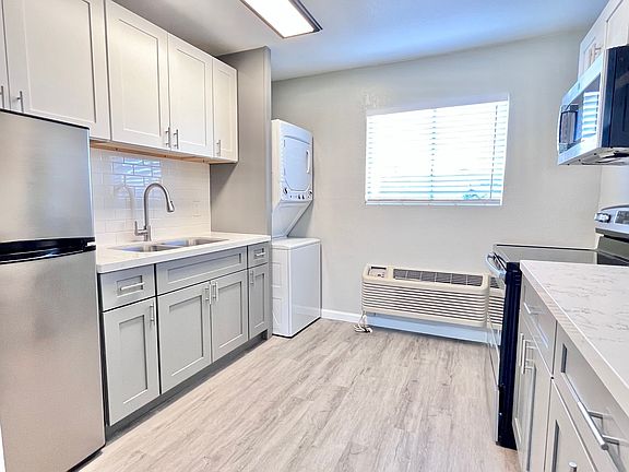 5th image of 2020 W Orangewood Ave #109