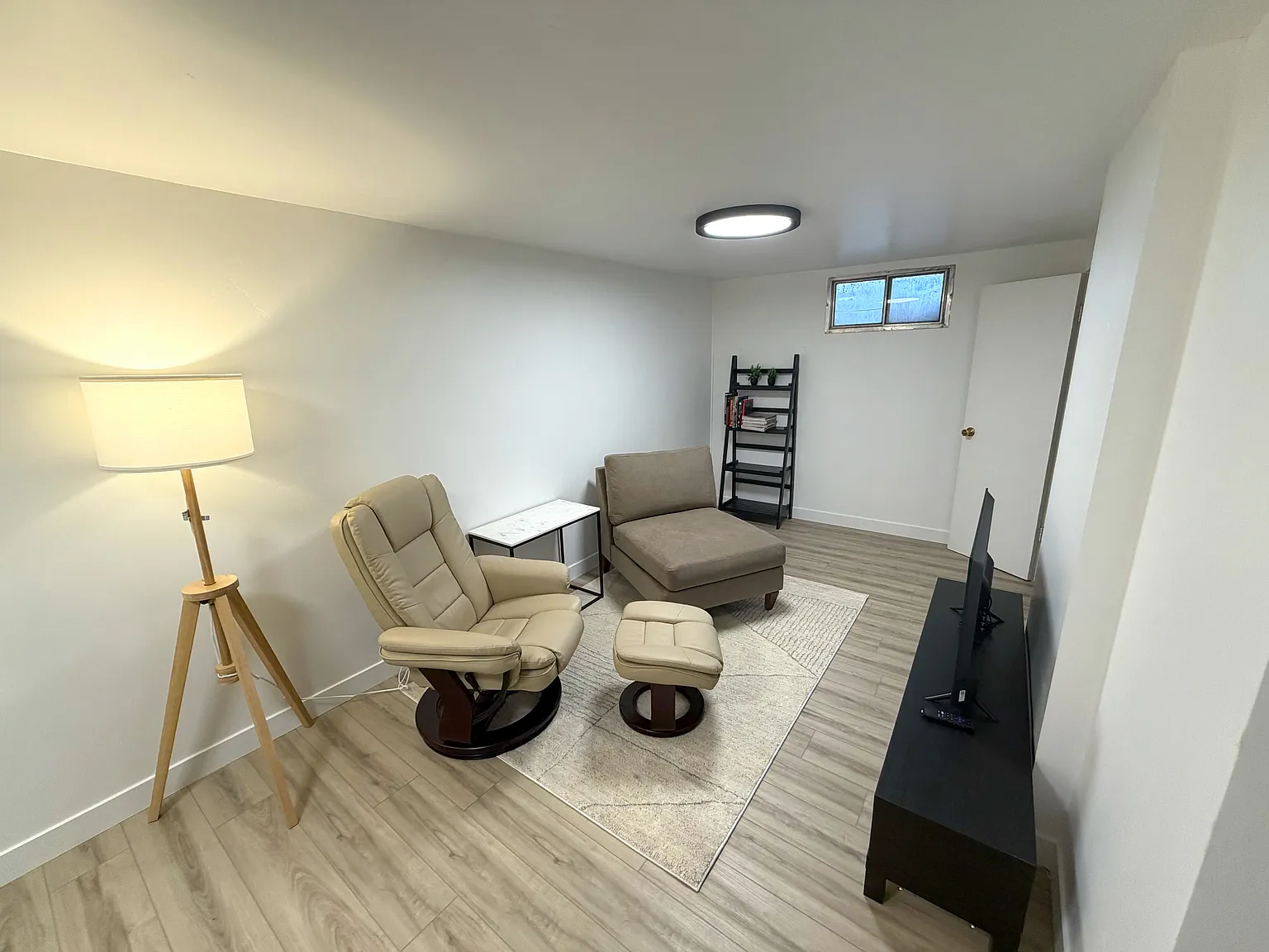 3 bed, 1.5 bath, 1800 sqft, $2,500 — Photo 2