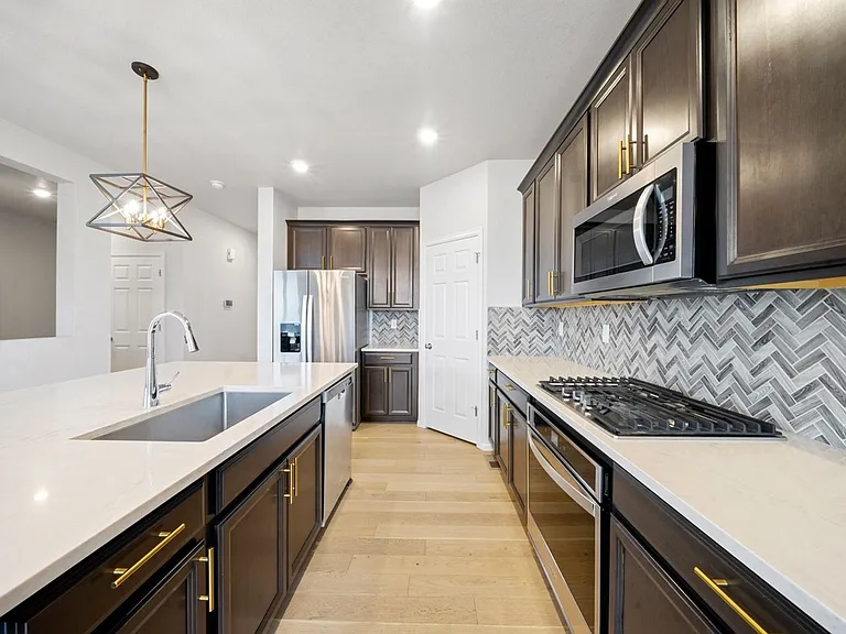 470 Hyde Park Cir — Photo 9