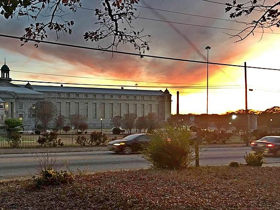 Gentrified Neighborhood gets nicer by the day. Surrounded by $400K+ houses.