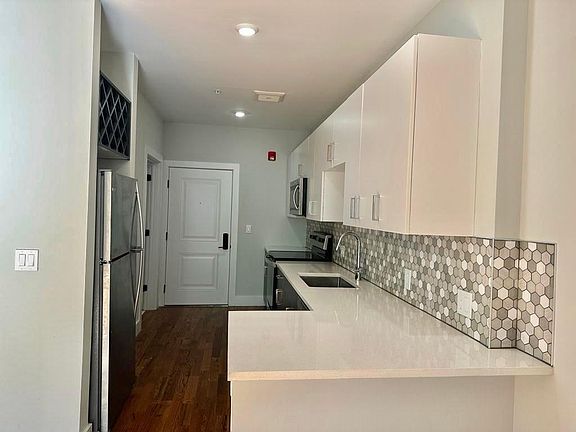 5th image of 266 Orange St #424
