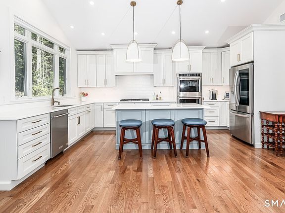 3rd image of 3 Ledgewood Drive