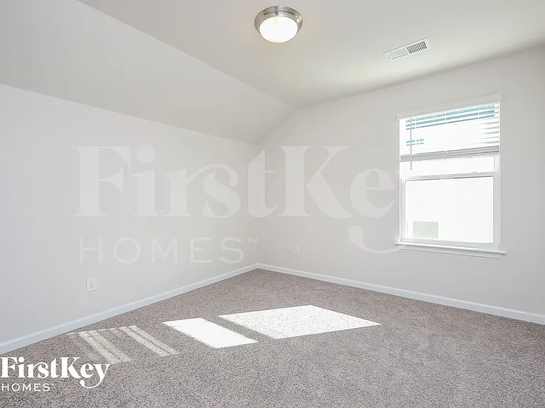 534 Hillpark Ln — Photo 7