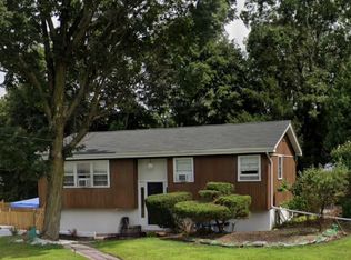 35 Oxford Rd, New Windsor, NY 12553