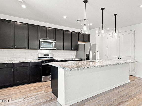 3rd image of 19021 W MARYLAND Avenue