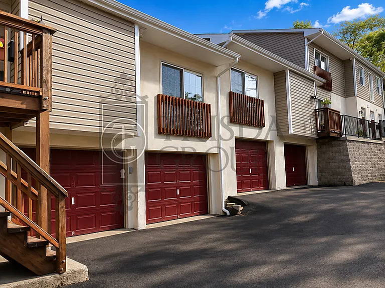 Available Oct 1st Renovated Mt Lebanon 1 Bedroom / 1 Bath Apt+ w/Garage, In Unit Laundry, HW Floo... — Photo 4