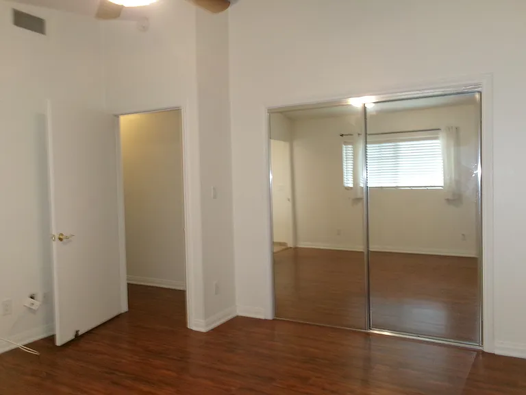 22942 Leadwell St — Photo 7