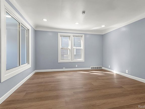 5th image of 425 Vester St